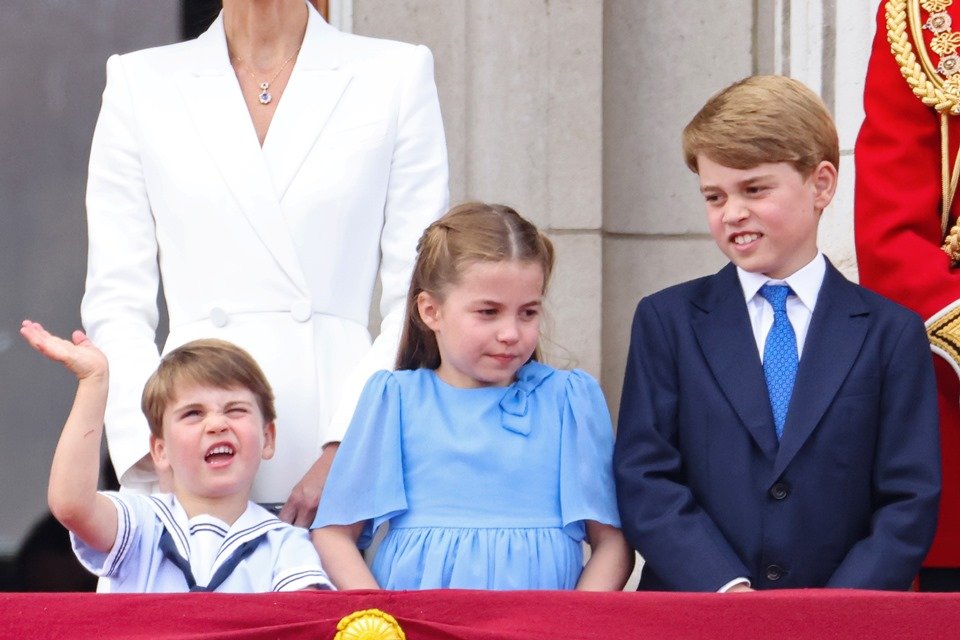 Foto colorida.  Príncipe Louis, princesa Charlotte e príncipe George