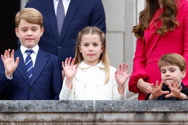 Foto colorida. Príncipe George, princesa Charlotte e príncipe Louis