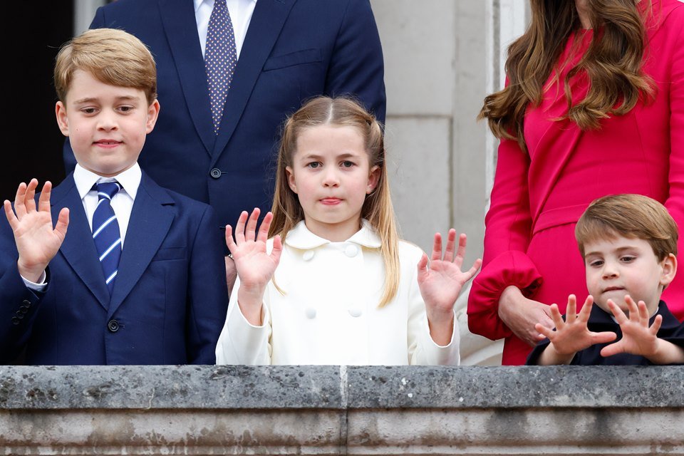 Foto colorida. Príncipe George, princesa Charlotte e príncipe Louis