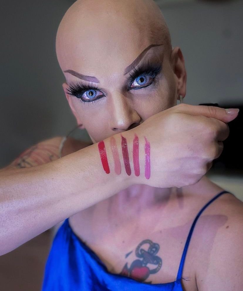 Foto colorida de drag queen