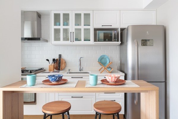 Imagem colorida da cozinha do apartamento
