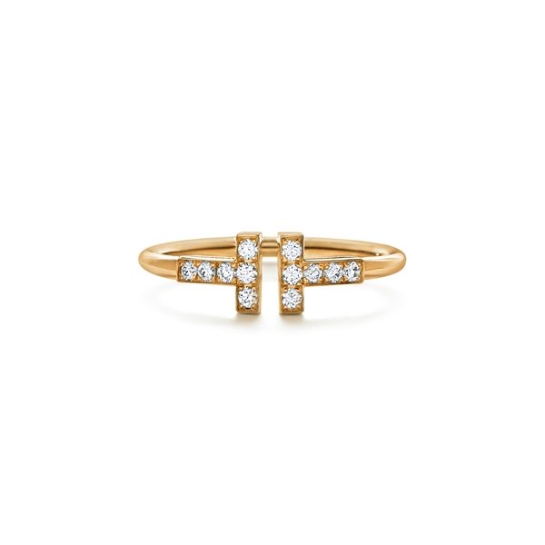 Anel dourado com diamantes. A peça é da marca Tiffany & Co.