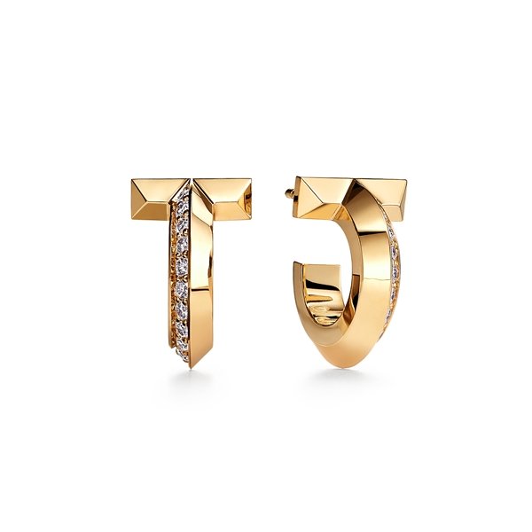 Brinco dourado, em estilo argola curta, com diamantes. A peça é da marca Tiffany & Co.