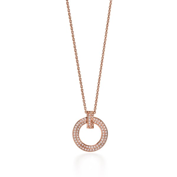 Colar rosé gode com um pingente redondo com diamantes. A peça é da marca Tiffany & Co.