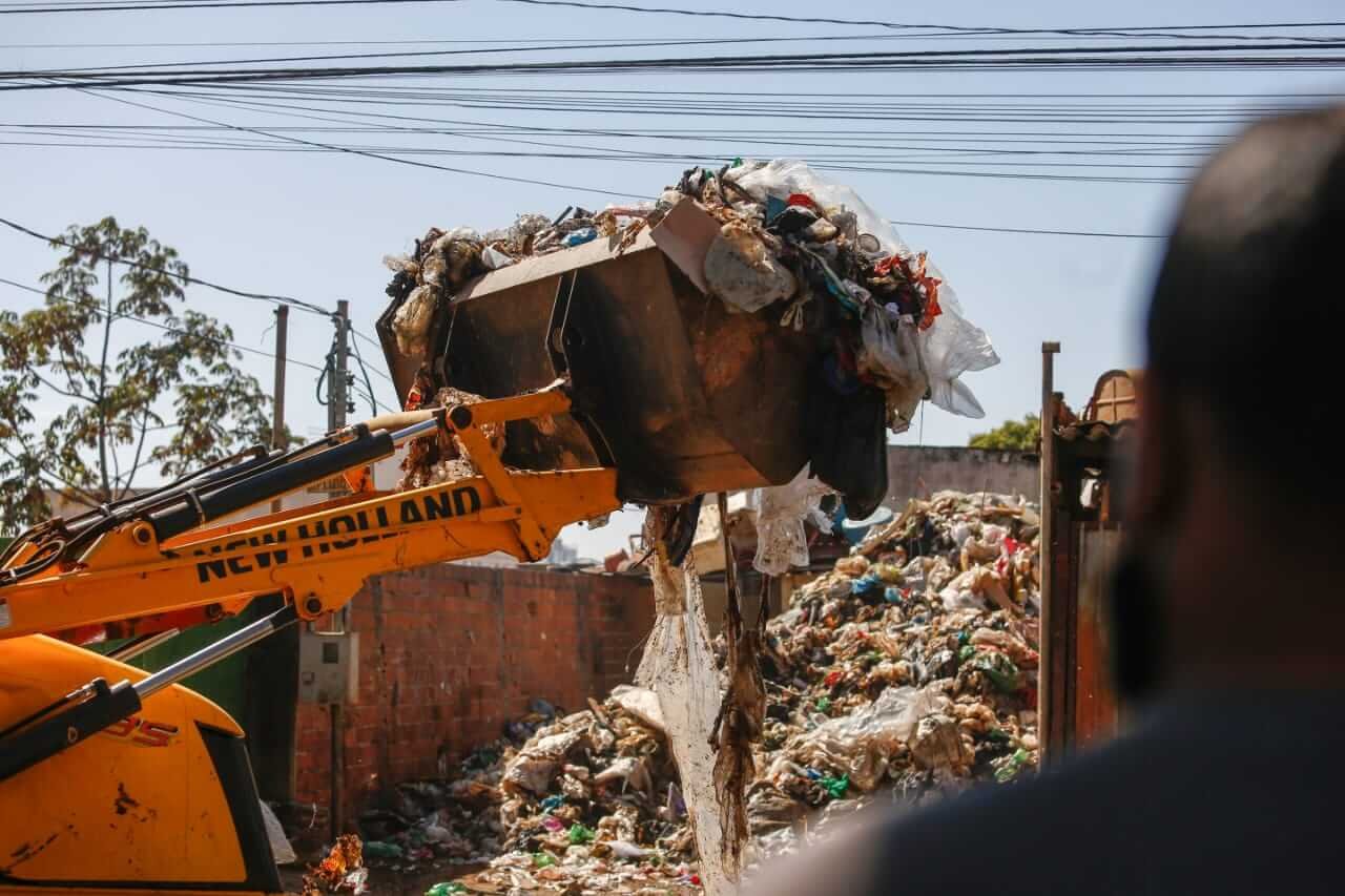 Reportagem do Dia : casa fica ilhada após obras da prefeitura em