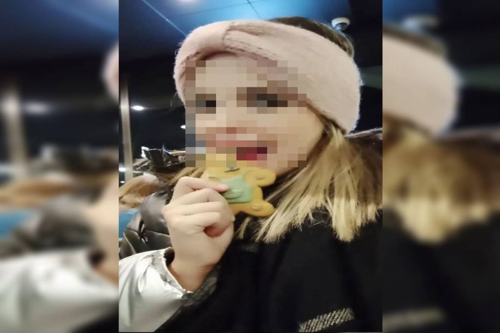 Mulher de toca com brinquedo na boca - Metrópoles