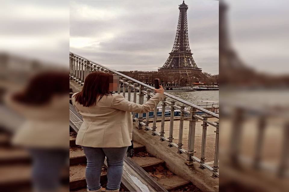 Safadinha do Pix posa para foto perto da torre eiffel
