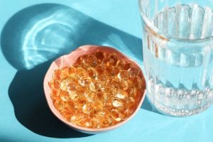 Foto de pílulas de vitamina D sob o sol, multivitamínico