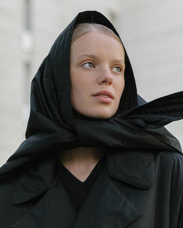 Pitti Uomo - VIKTORANISIMOV ženska nosi črn plašč na glavi in ​​črno bluzo 