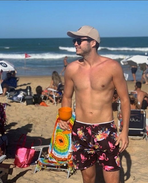 Álvaro está namorando o empresário Victr Vitorino (Reprodução: Instagram)