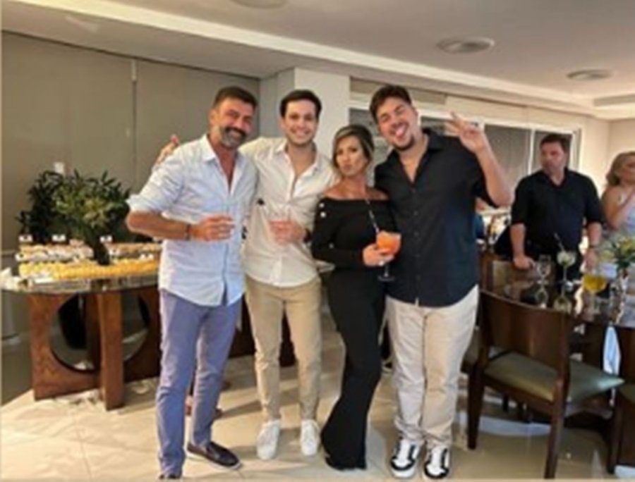 Álvaro está namorando o empresário Victr Vitorino (Reprodução: Instagram)