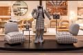 Manequim em meio a poltronas, de mesma estampa xadrez. Peças de Weider Silveiro e Ximenes Leite Arquitetura, na exposição