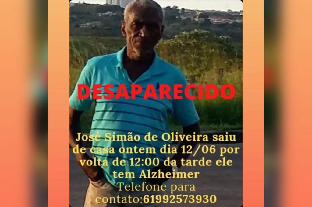 Homem com cabelos brancos, pele escura usando blusa azul e bermuda bege