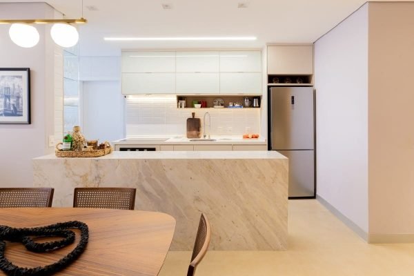 Imagem colorida da cozinha e sala de jantar de um apartamento