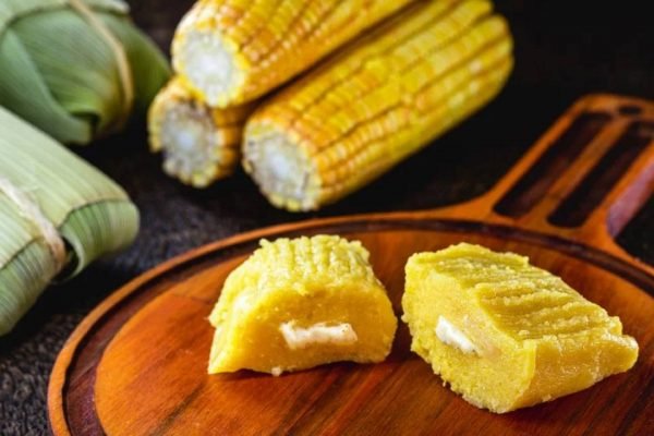 fotografia colorida de milho e pamonha recheada de queijo