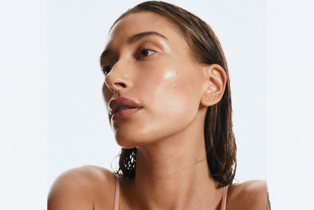 Foto colorida. Hailey Bieber
