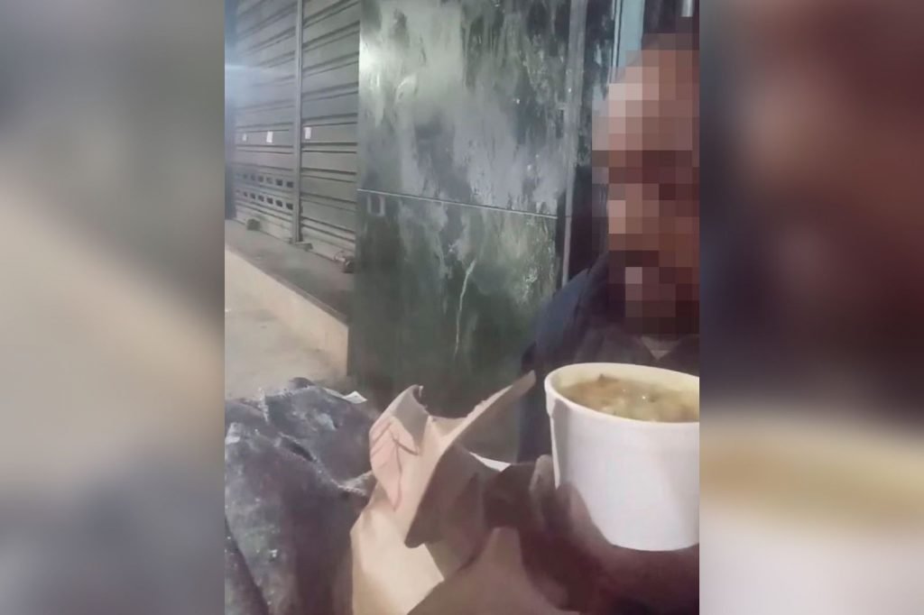 Cliente compra sopa e pede entrega para morador de rua no RJ-2