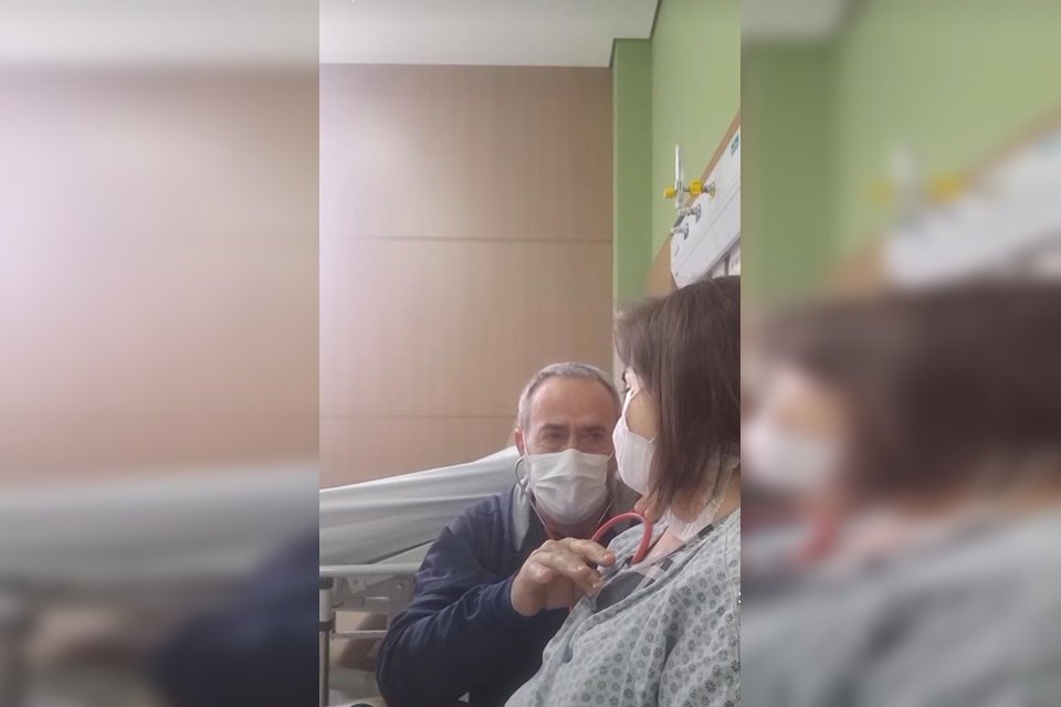 Pai escuta batimentos da filha