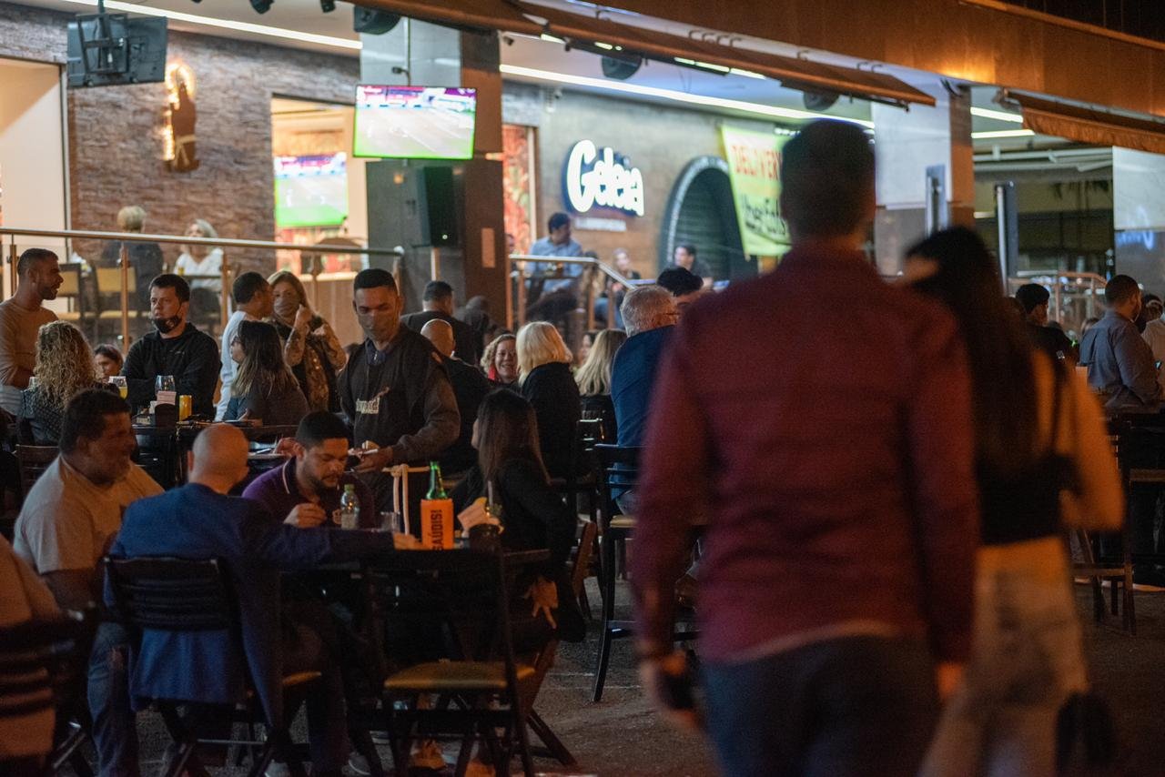 bar lotado apos abertura pelo governo durante pandemia
