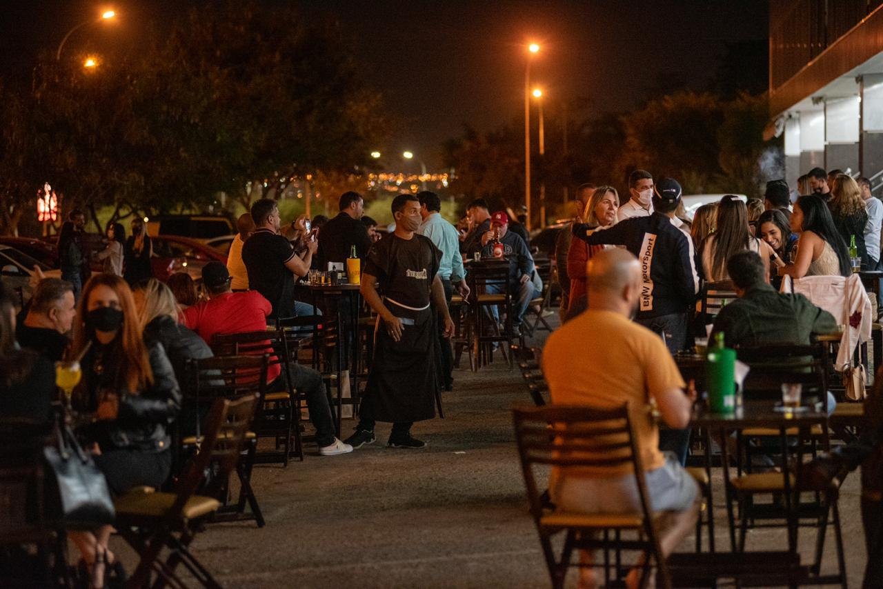 bar lotado apos abertura pelo governo durante pandemia