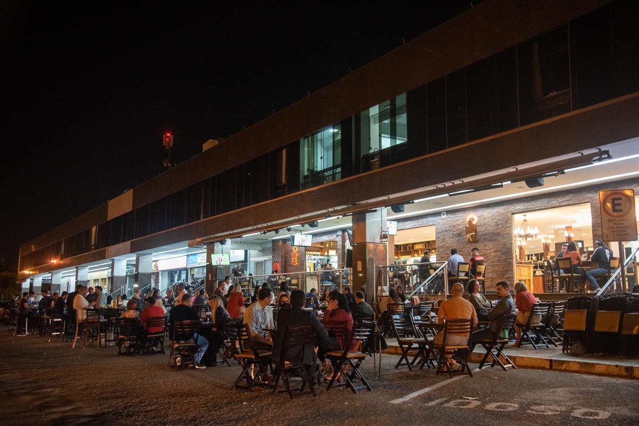 bar lotado apos abertura pelo governo durante pandemia