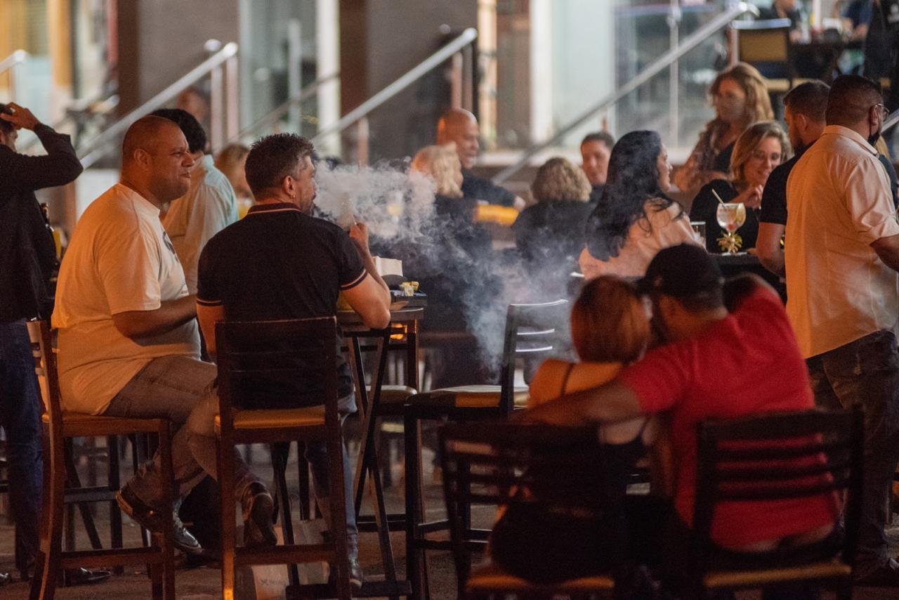 bar lotado apos abertura pelo governo durante pandemia