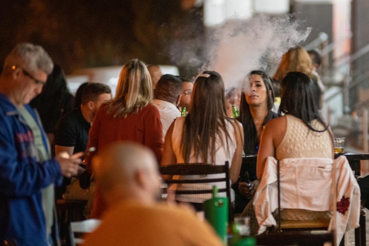 bar lotado apos abertura pelo governo durante pandemia