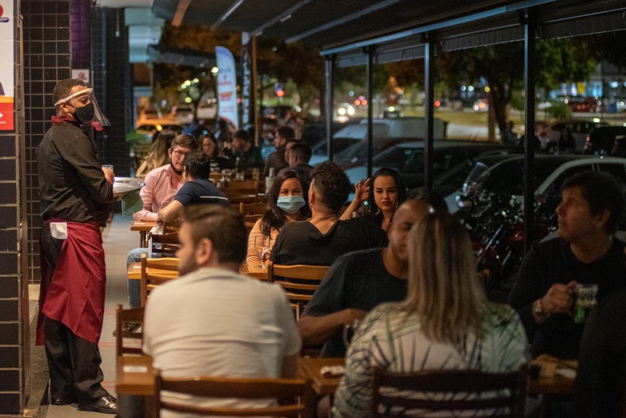 movimento bar apos abertura pelo governo durante pandemia