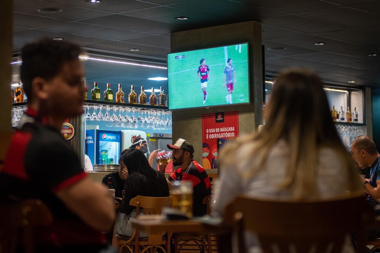 movimento bar apos abertura pelo governo durante pandemia