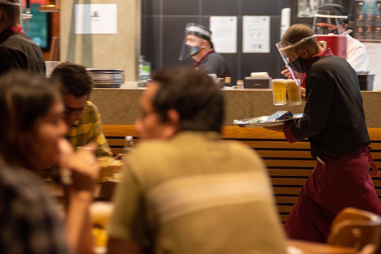 movimento bar apos abertura pelo governo durante pandemia