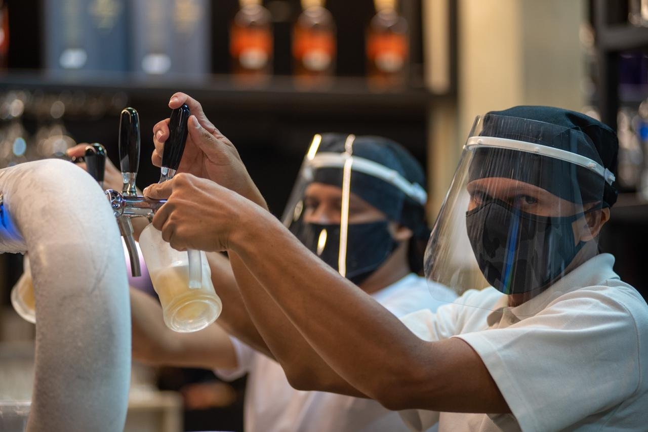 movimento bar apos abertura pelo governo durante pandemia