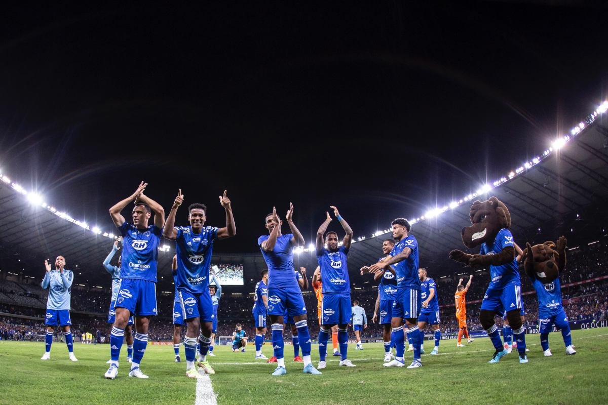 Em jogo de baixo nível técnico, Cruzeiro vence e afunda o Vasco