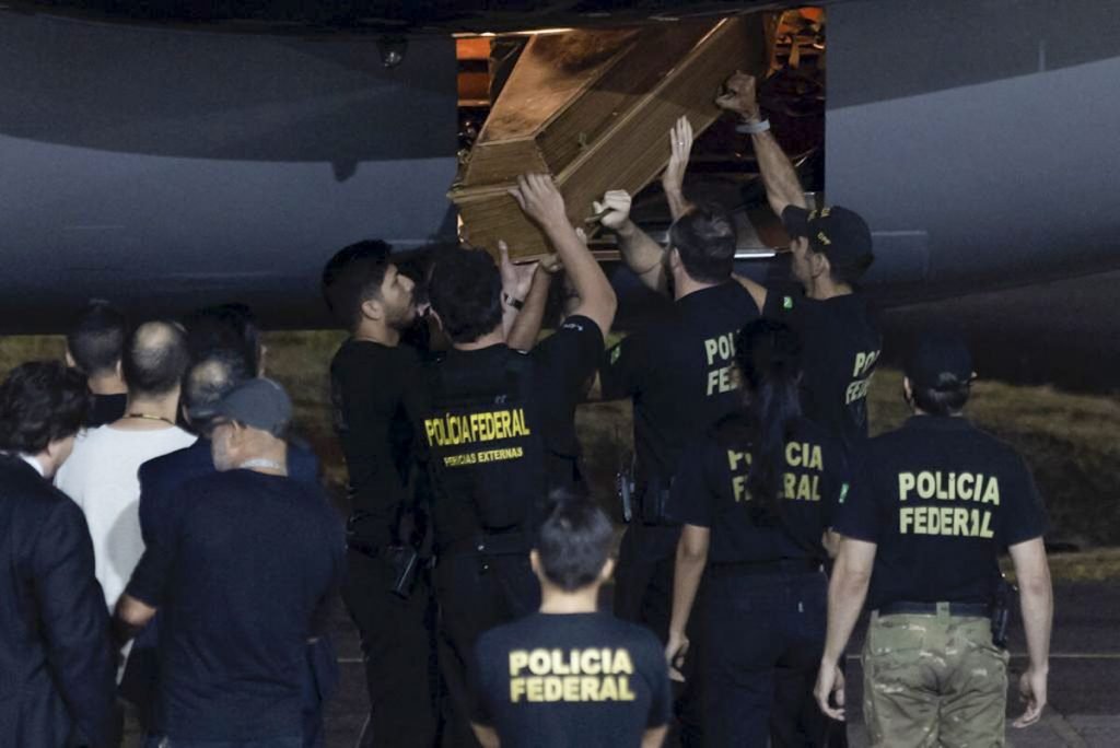 Policiais federais carregam o caixão com os restos mortais do indigenista Bruno Pereira e do jornalista inglês Dom Phillips, encontrados ontem na Amazônia