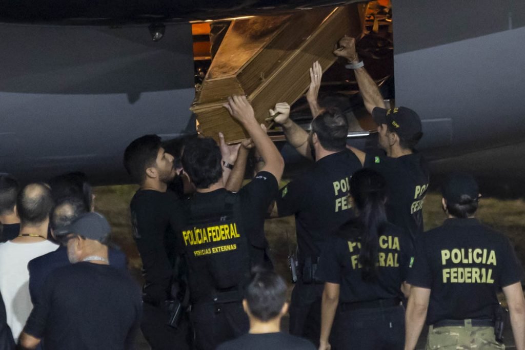 Policiais federais carregam o caixão com os restos mortais do indigenista Bruno Pereira e do jornalista inglês Dom Phillips, encontrados ontem na Amazônia