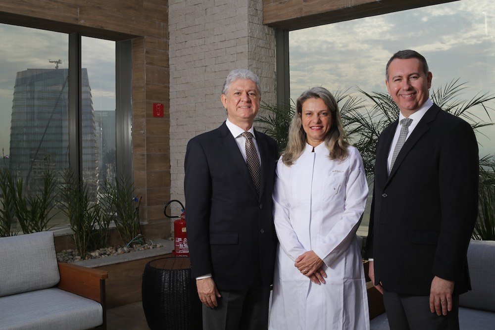 José Jair de Arruda Pinto, diretor regional da Rede D'or em São Paulo, Maria Augusta Gibelli, diretora médica da Maternidade São Luiz Star, e Wellington Almeida, diretor de operações, no rooftop e restaurante da maternidade