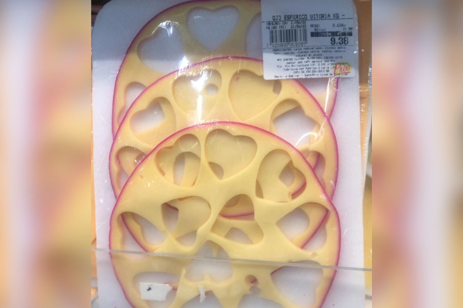 Mercado vende sobra de queijos de coração e revolta consumidores no RJ