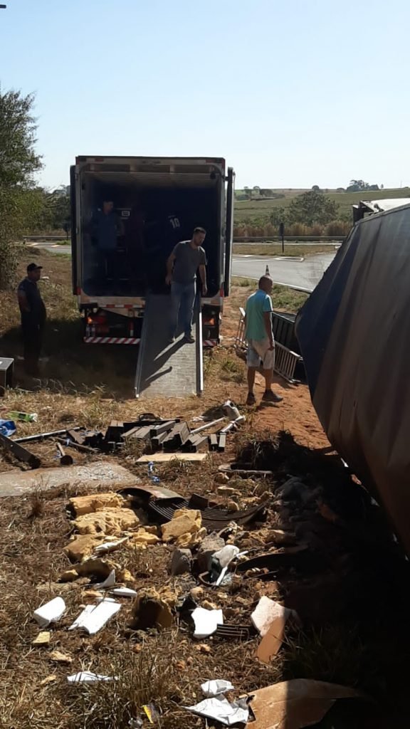 Carreta com equipamentos de Maiara & Maraisa tomba na estrada (Divulgação)