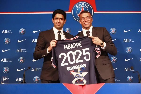 Kylian Mbappé renova o contrato com o PSG