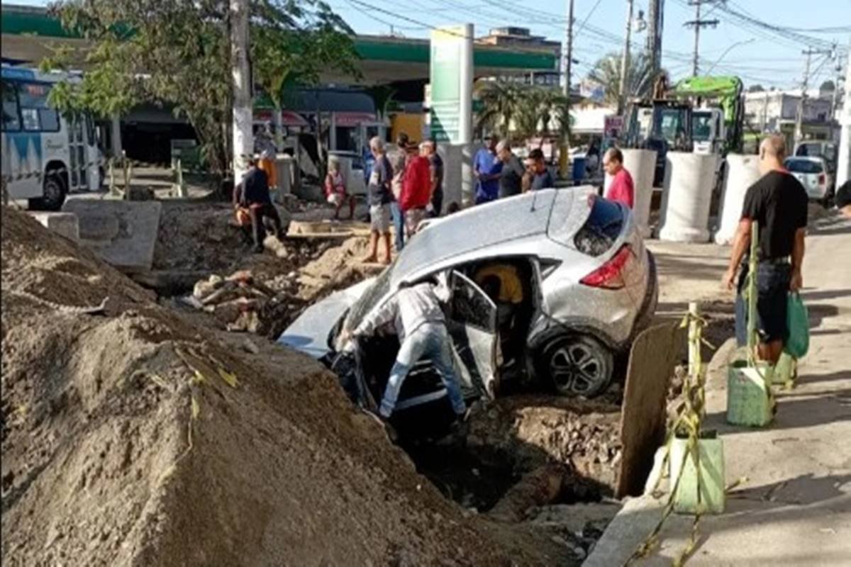 Carro Cai Em Buraco Enorme No Rio De Janeiro Por Falta De Sinalização Metrópoles