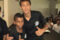 Zagueiro do Santos pede namorada em casamento durante festa junina