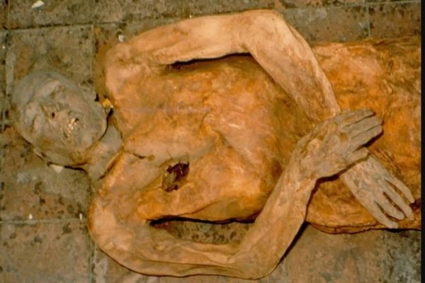 Foto colorida de uma múmia