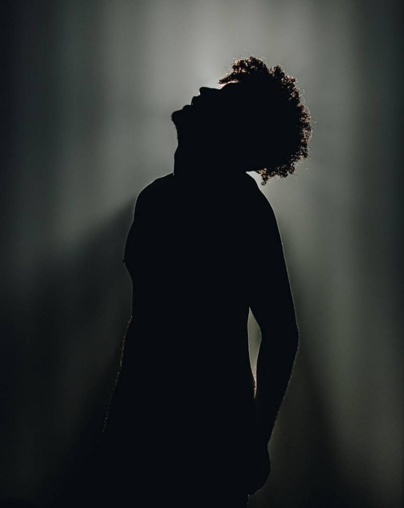 foto colorida de um homem embaixo da luz