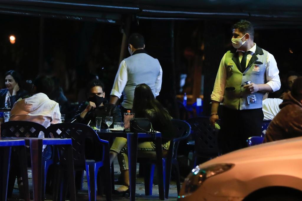 movimento no bar libanus da asa sul do DF nesta sexta-feira