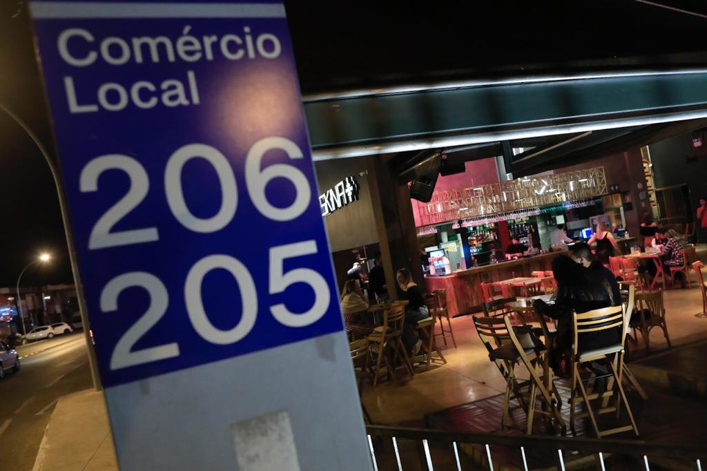 movimento no bar Bar Skina na 206 Sul da asa sul do DF nesta sexta-feira