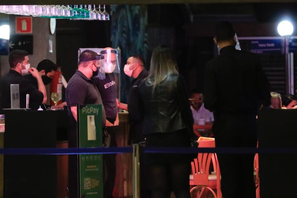 movimento no bar Bar Skina na 206 Sul da asa sul do DF nesta sexta-feira