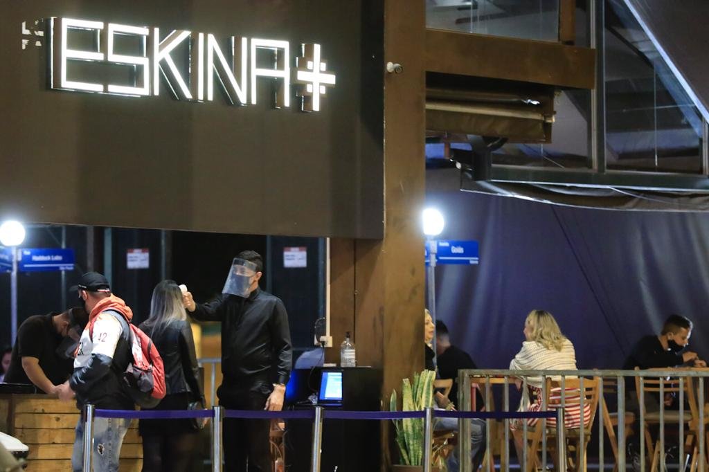 movimento no bar Bar Skina na 206 Sul da asa sul do DF nesta sexta-feira