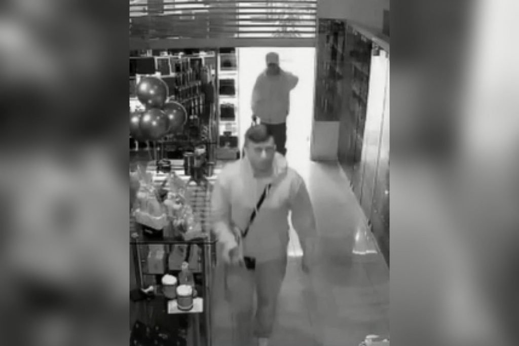 Bandidos levam R$ 170 mil na loja de perfumes em shopping no RJ 1