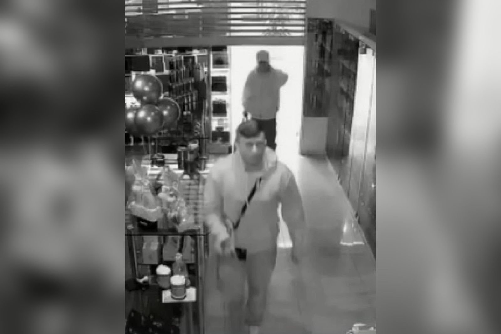 Bandidos levam R$ 170 mil em loja de perfumes em shopping no RJ 1