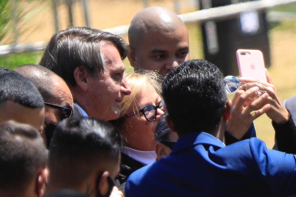 Bolsonaro fala com apoiadores na saida da igreja baleia