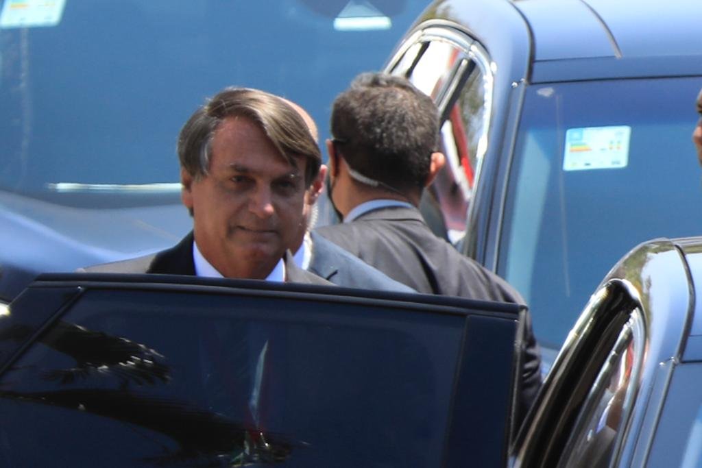 Bolsonaro fala com apoiadores na saida da igreja baleia